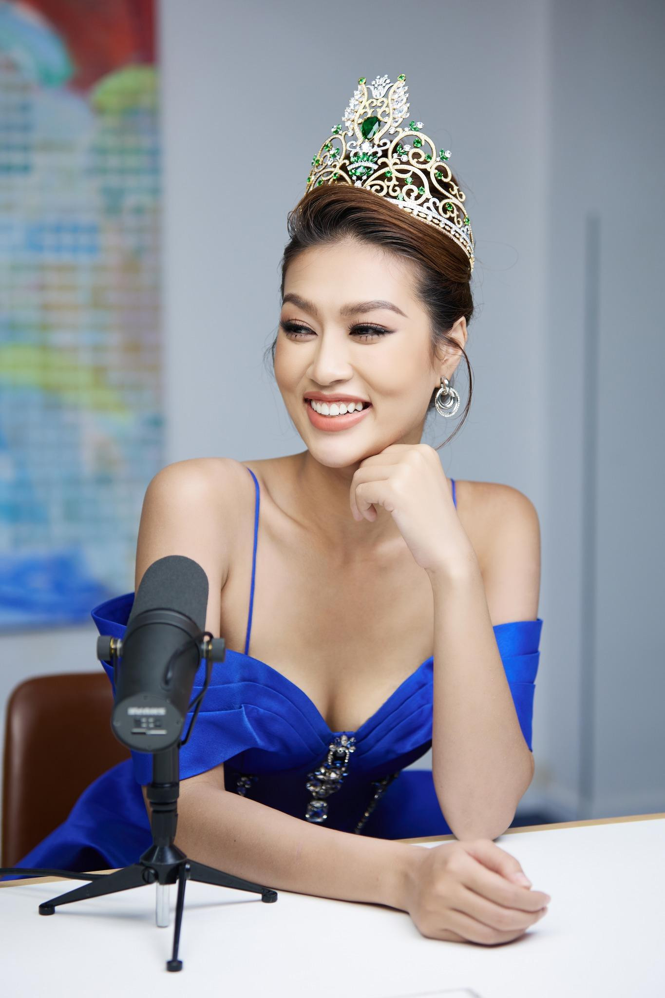 ...còn vương miện hiện tại bị mất viên ngọc trên chóp.