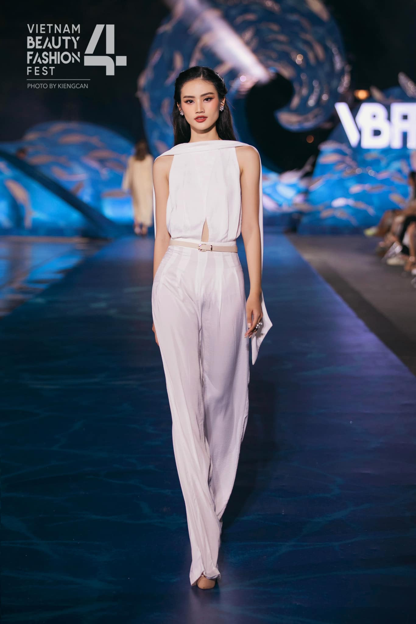 Ý Nhi luôn nổi bật trong các vòng thi. Ý Nhi luôn nổi bật trong các vòng thi.