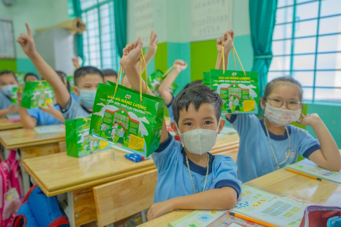 Hơn 2,5 triệu hộp sữa MILO được nhãn hàng gửi tặng để tiếp thêm năng lượng cho các em học sinh trong dịp “tựu trường” đặc biệt. Hơn 2,5 triệu hộp sữa MILO được nhãn hàng gửi tặng để tiếp thêm năng lượng cho các em học sinh trong dịp “tựu trường” đặc biệt.