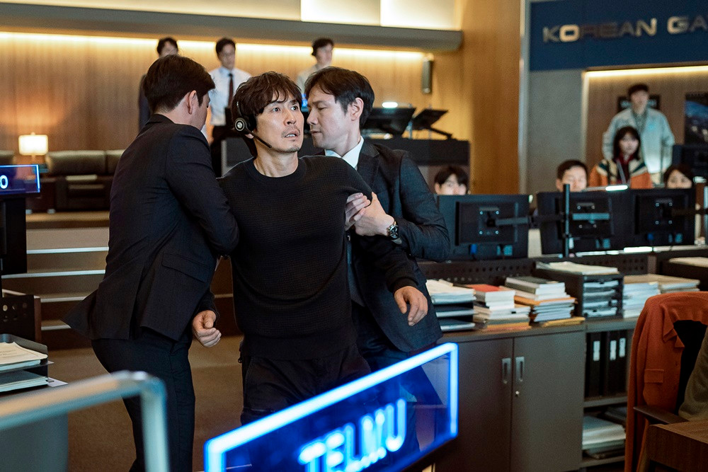 Cuộc tranh cãi nổ ra ở căn cứ trên Trái Đất về phương án cứu Sun Woo. Cuộc tranh cãi nổ ra ở căn cứ trên Trái Đất về phương án cứu Sun Woo.