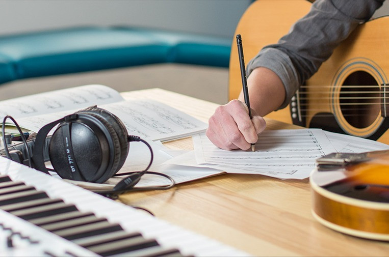 AI giúp cho việc sáng tác nhạc không còn là nhiệm vụ bất khả thi. AI giúp cho việc sáng tác nhạc không còn là nhiệm vụ bất khả thi.