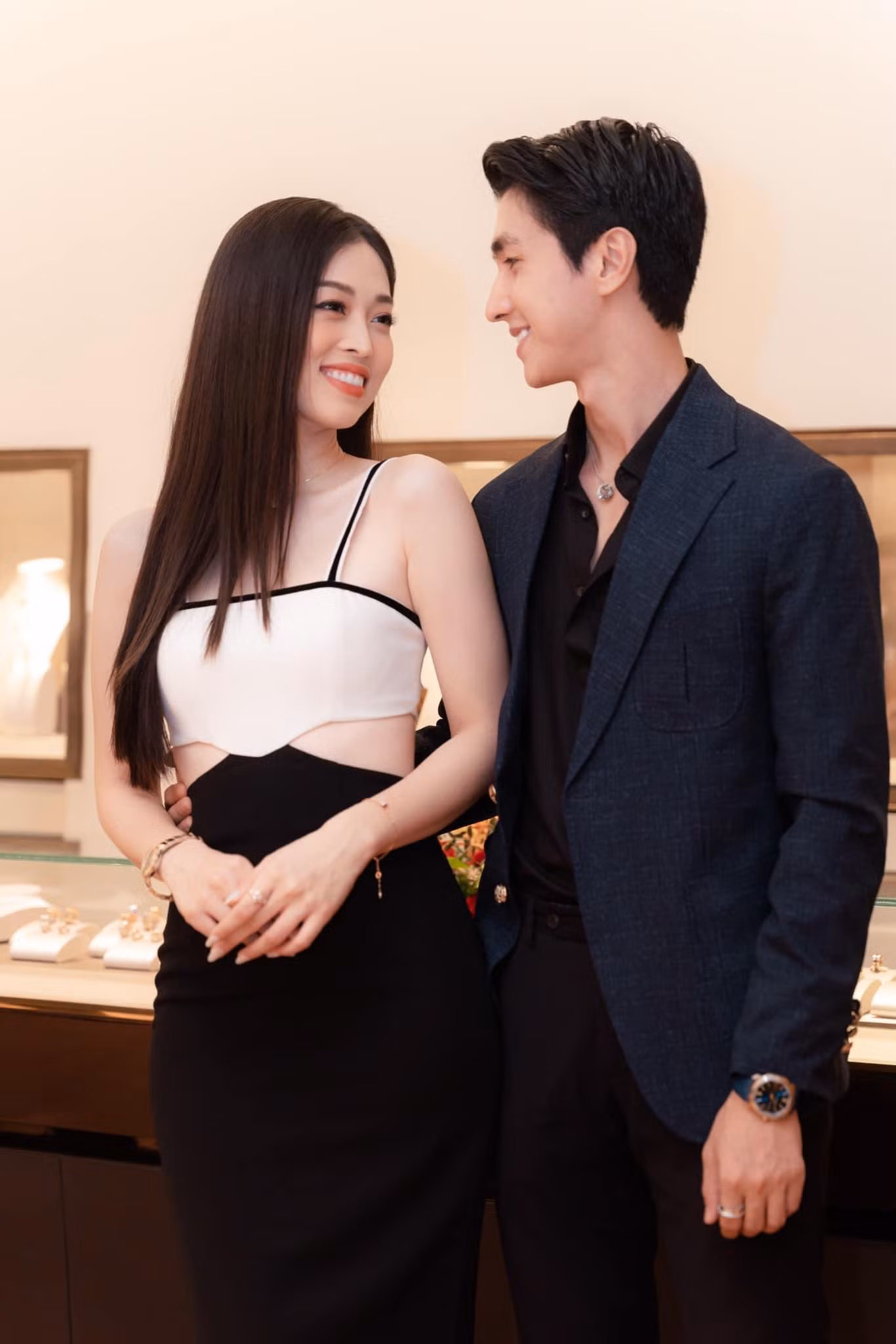 Cặp đôi dính nghi vấn hẹn hò từ Chung kết Hoa hậu Việt Nam 2018. Cặp đôi dính nghi vấn hẹn hò từ Chung kết Hoa hậu Việt Nam 2018.