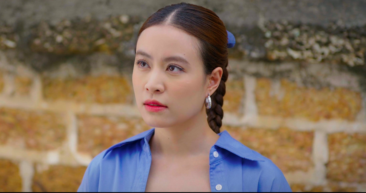 Kiểu tóc cũng dìm hàng nhan sắc của cô.