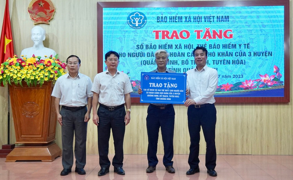 BHXH Việt Nam tặng sổ BHXH, thẻ BHYT cho người nghèo tại Quảng Bình.