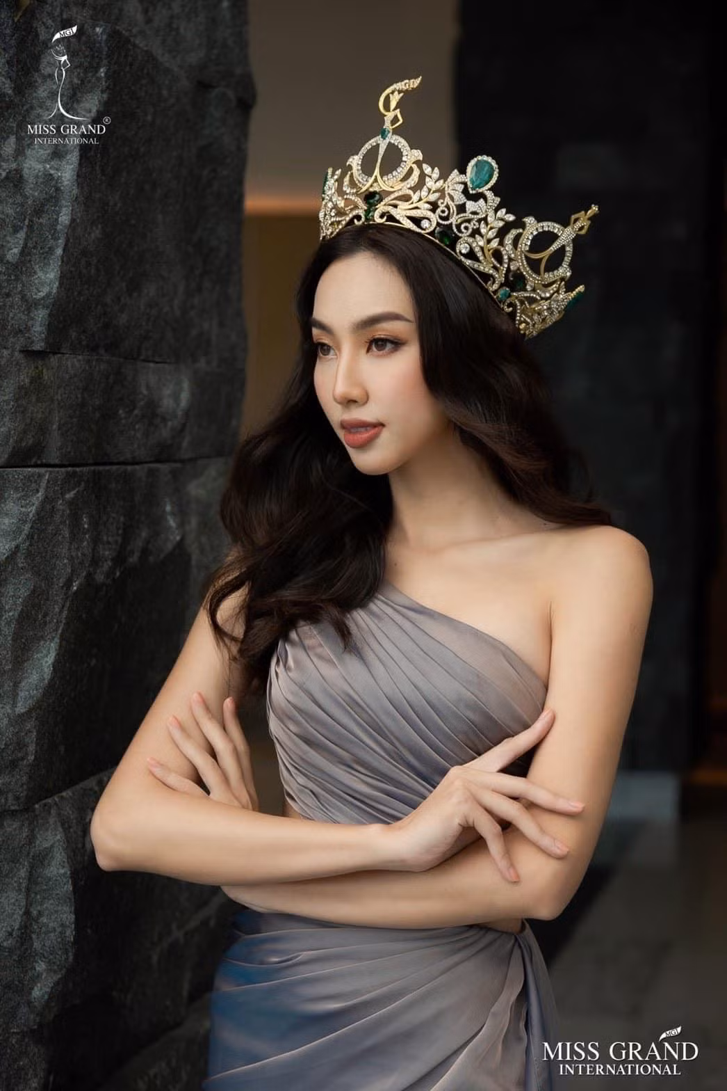 Thùy Tiên từng đội vương miện bản sao khi bản chính bị hỏng.