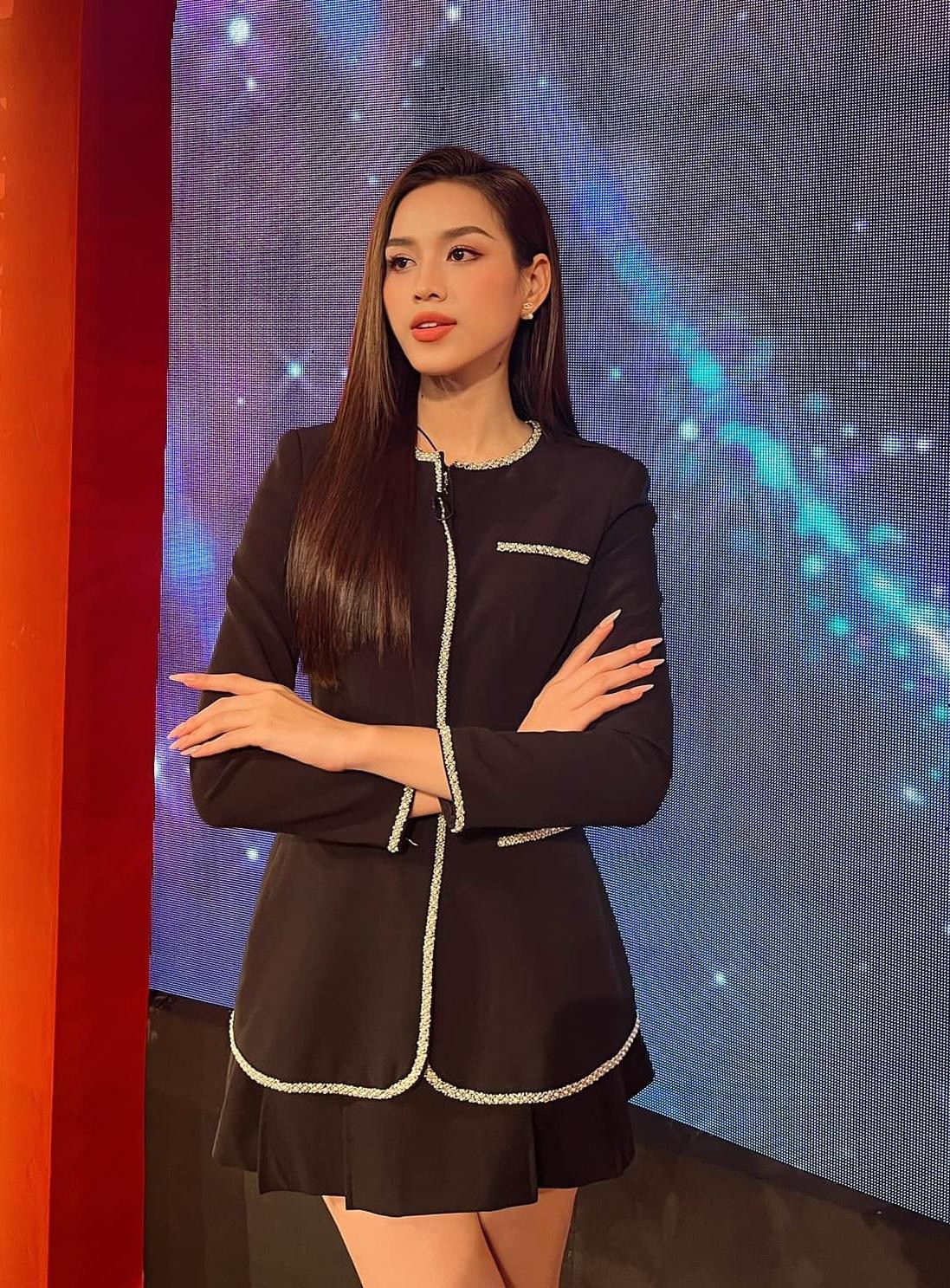 Nàng hậu ghi điểm với set đồ thanh lịch Nàng hậu ghi điểm với set đồ thanh lịch