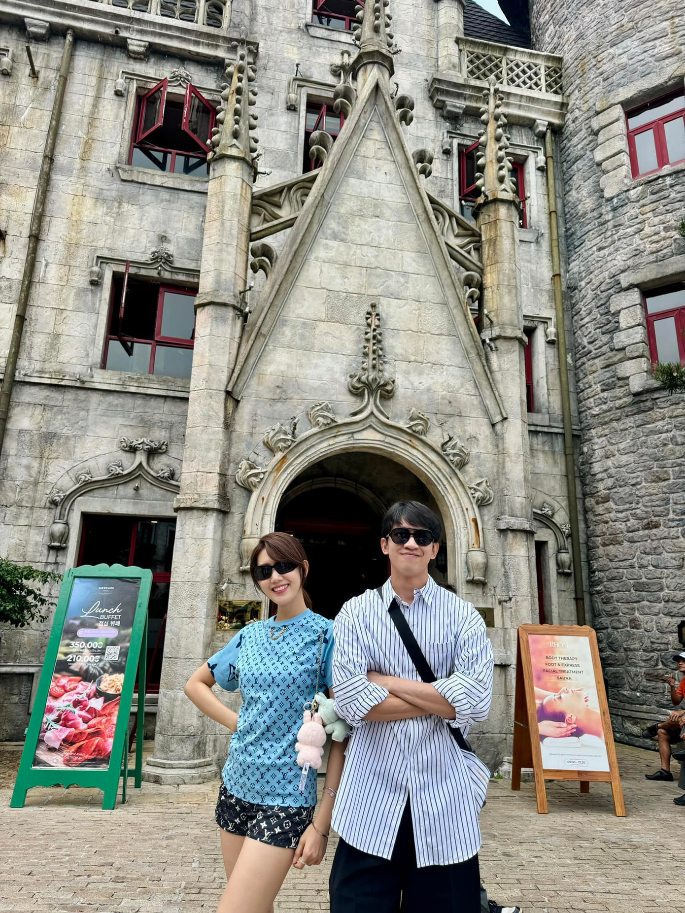 Thúy Ngân tiết lộ cô đi du lịch cùng cả nhóm bạn.