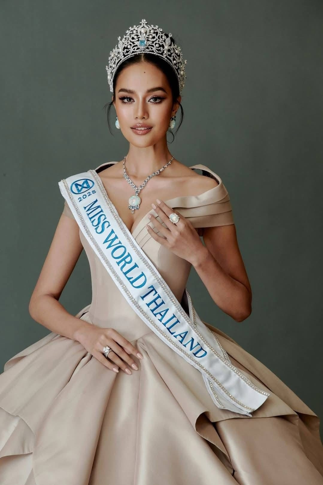 Opal Suchata hai năm liên tiếp tham gia hai cuộc thi nhan sắc lớn.