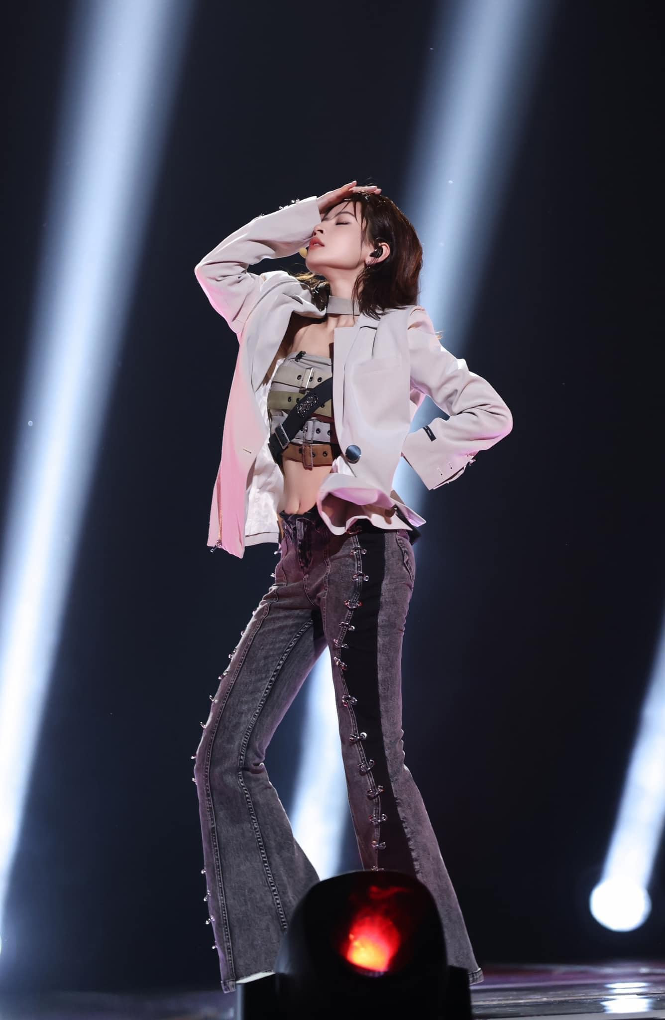 Phụ kiện thắt lưng của cô được không ít netizen Trung Quốc quan tâm. Phụ kiện thắt lưng của cô được không ít netizen Trung Quốc quan tâm.