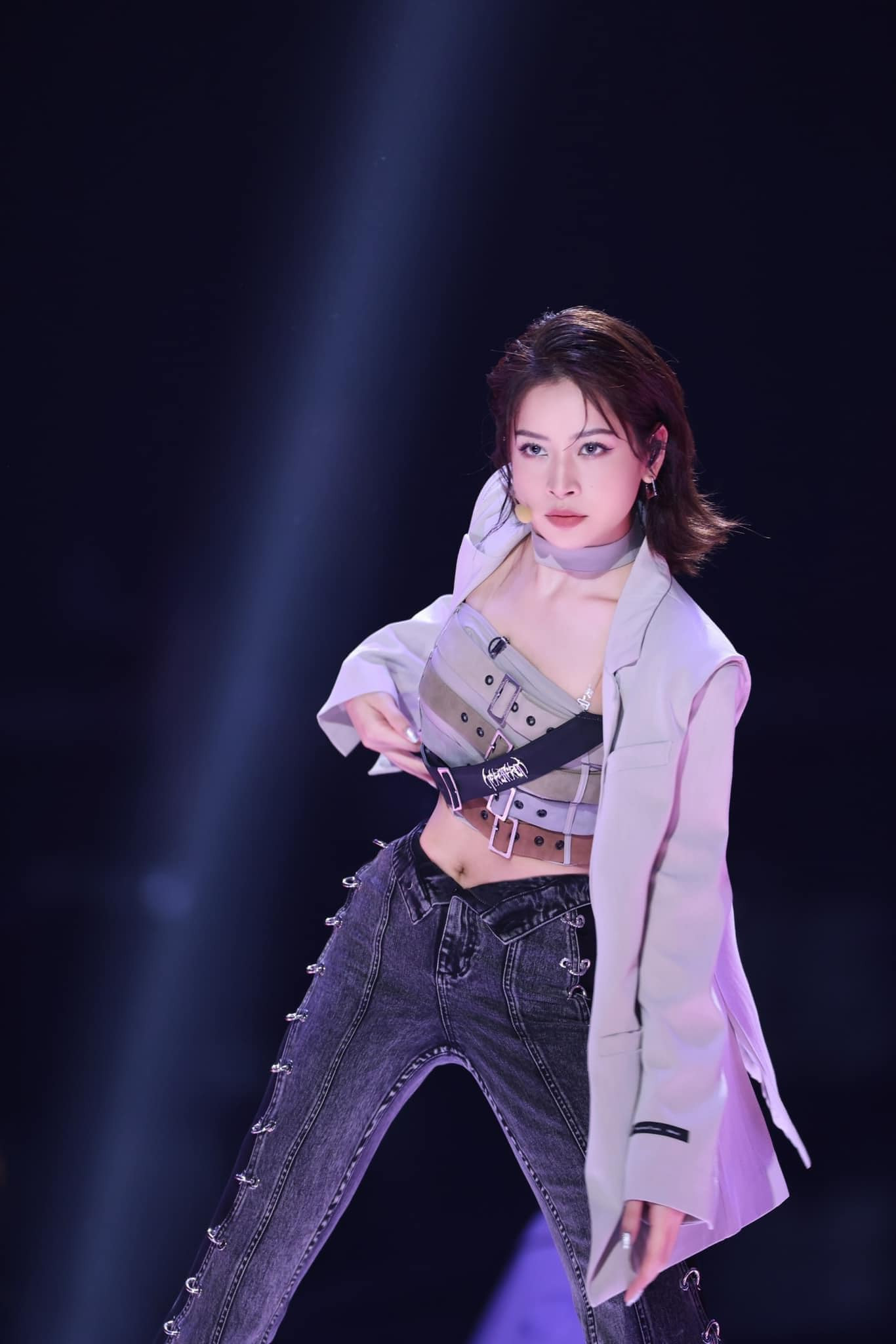 Hóa ra Chi Pu cũng rất hợp với phong cách menswear. Hóa ra Chi Pu cũng rất hợp với phong cách menswear.