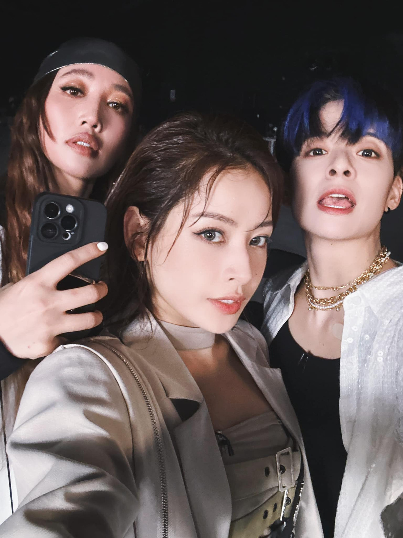 Chi Pu chỉ có nửa tiếng để thay đổi tạo hình giữa hai tiết mục. Chi Pu chỉ có nửa tiếng để thay đổi tạo hình giữa hai tiết mục.