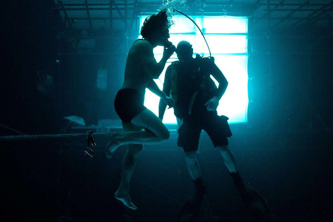 Tom Cruise suýt chết ngạt trong cảnh quay dưới nước. Tom Cruise suýt chết ngạt trong cảnh quay dưới nước.