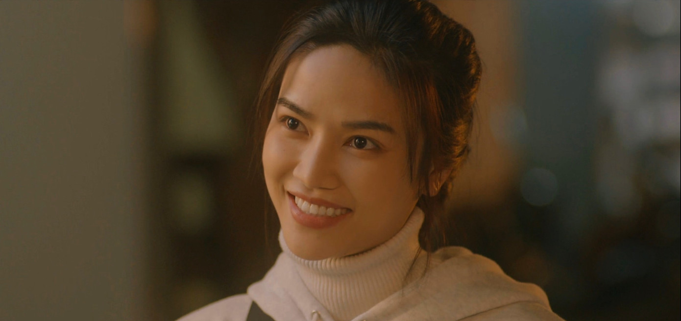 Sau đó cô để tóc mái râu dế che nhược điểm. Sau đó cô để tóc mái râu dế che nhược điểm.