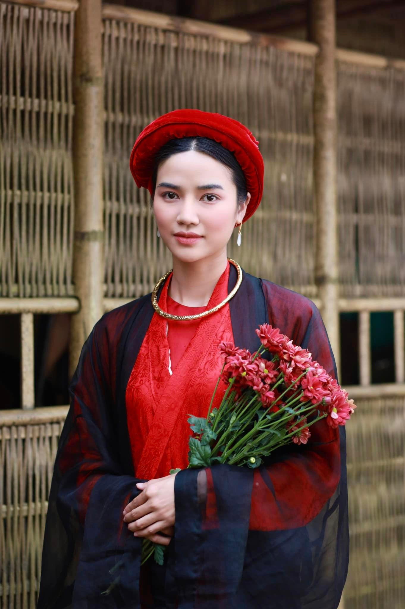 Anh Đào phải để tóc ngôi giữa khi quay phim Hồng Hà Nữ Sĩ. Anh Đào phải để tóc ngôi giữa khi quay phim Hồng Hà Nữ Sĩ.