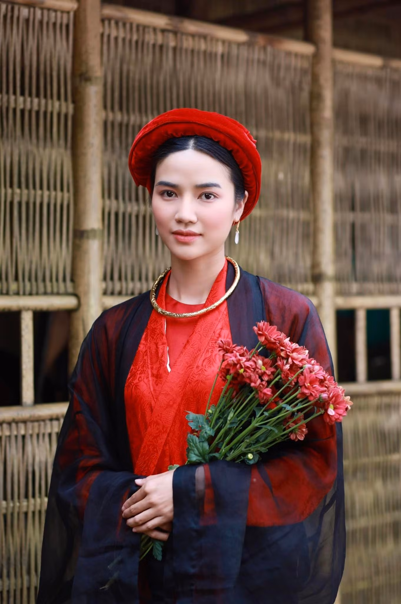 Anh Đào phải để tóc ngôi giữa khi quay phim Hồng Hà Nữ Sĩ. Anh Đào phải để tóc ngôi giữa khi quay phim Hồng Hà Nữ Sĩ.