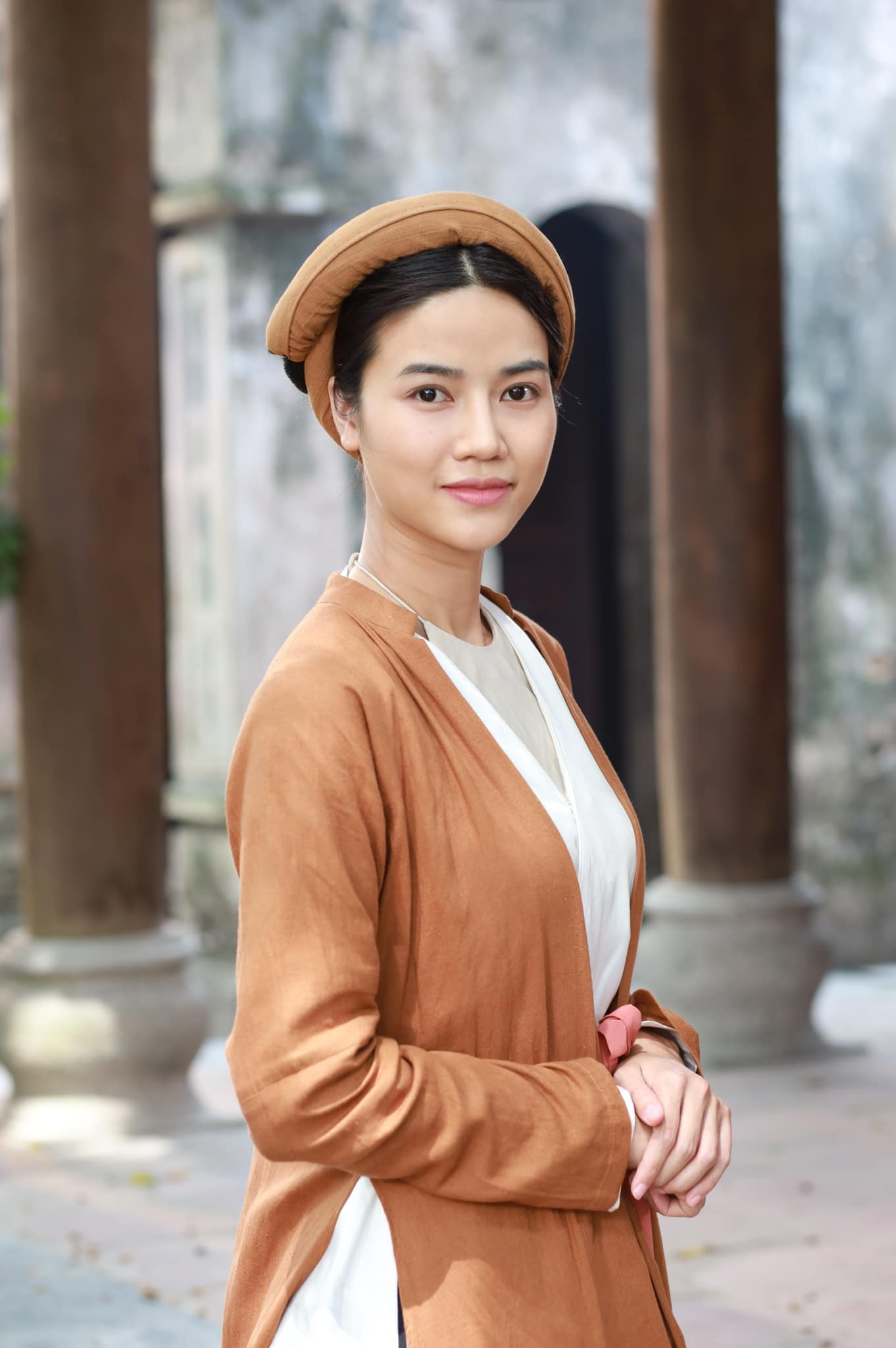 Anh Đào phải để tóc ngôi giữa khi quay phim Hồng Hà Nữ Sĩ. Anh Đào phải để tóc ngôi giữa khi quay phim Hồng Hà Nữ Sĩ.