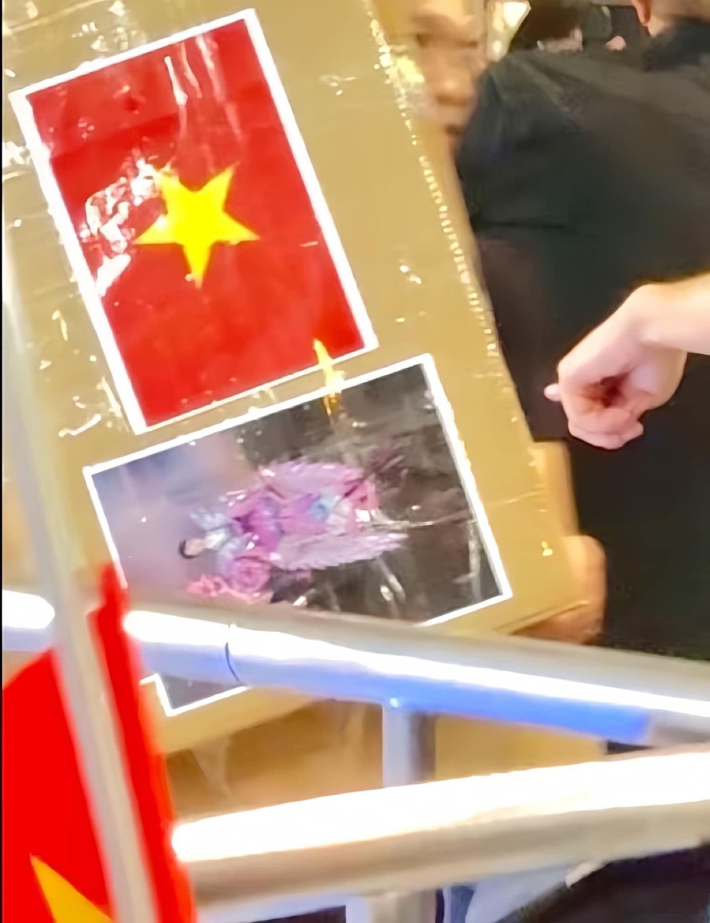 Thiết kế trong video rất giống với hình chụp bộ đồ dán trên thùng hành lý mà Kỳ Duyên mang theo. Thiết kế trong video rất giống với hình chụp bộ đồ dán trên thùng hành lý mà Kỳ Duyên mang theo.