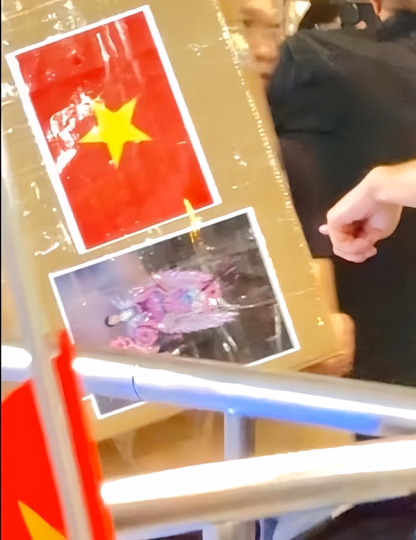 Kỳ Duyên lo lắng khi bị thất lạc trang phục quan trọng.