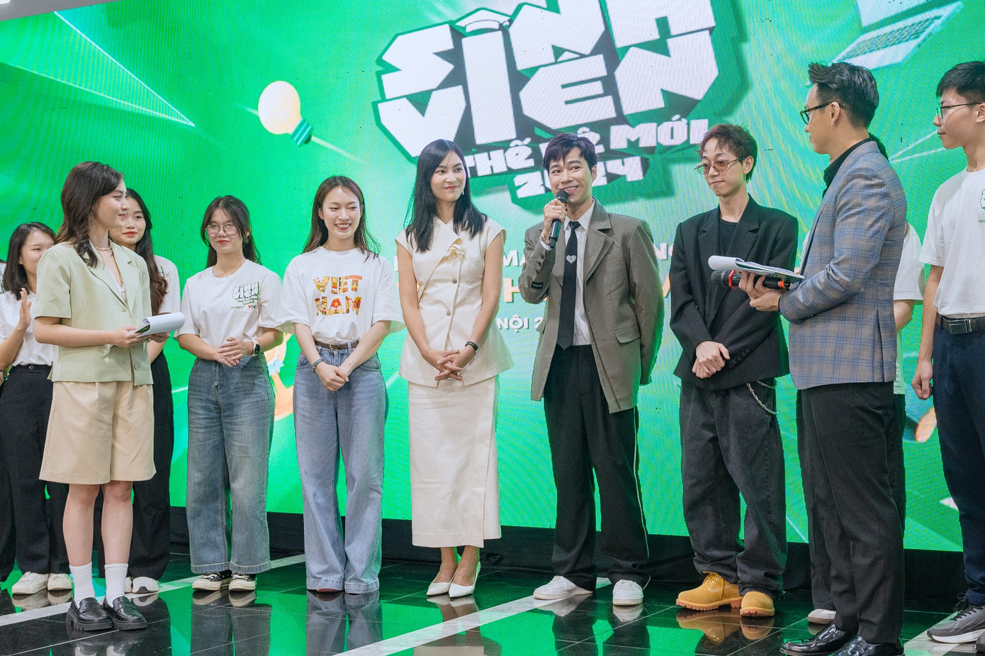 MC Khánh Vy của mùa trước nay chuyển sang vị trí bạn đồng hành. MC Khánh Vy của mùa trước nay chuyển sang vị trí bạn đồng hành.