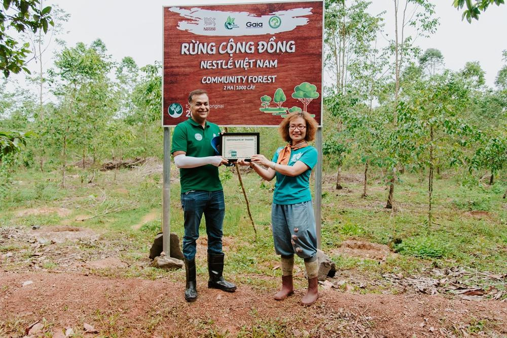 Ông Binu Jacob - Tổng Giám đốc công ty Nestlé Việt Nam nhận giấy chứng nhận từ Bà Đỗ Thị Thanh Huyền, Giám đốc Trung tâm Bảo tồn Thiên nhiên Gaia Ông Binu Jacob - Tổng Giám đốc công ty Nestlé Việt Nam nhận giấy chứng nhận từ Bà Đỗ Thị Thanh Huyền, Giám đốc Trung tâm Bảo tồn Thiên nhiên Gaia