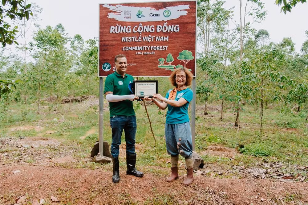 Ông Binu Jacob - Tổng Giám đốc công ty Nestlé Việt Nam nhận giấy chứng nhận từ Bà Đỗ Thị Thanh Huyền, Giám đốc Trung tâm Bảo tồn Thiên nhiên Gaia