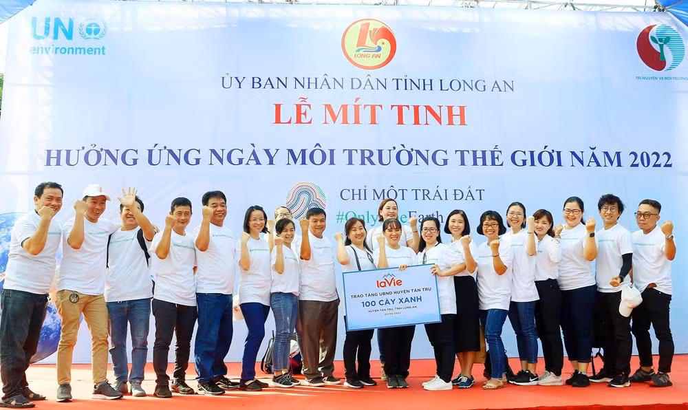 Công ty La Vie tặng 100 cây xanh đến huyện Tân Trụ, tỉnh Long An.