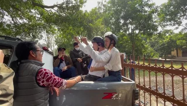 Hậu trường cảnh lái xe trong Lối Về Miền Hoa