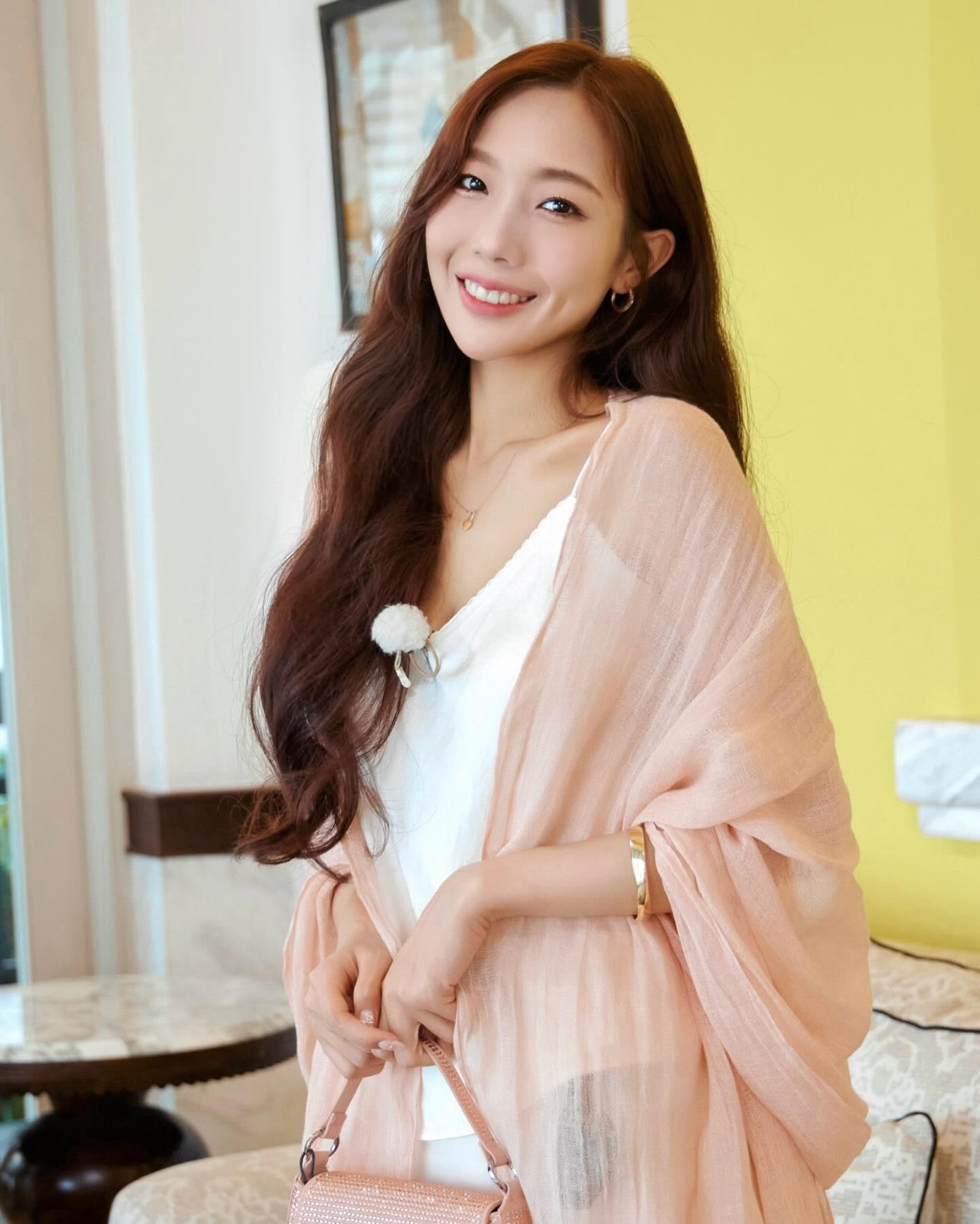 Yuna Vũ gây chú ý với vẻ xinh đẹp, sành điệu.