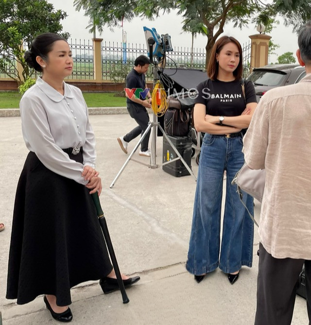 Hồng Diễm đổi sang tóc mái xéo ở những tập phim sau.