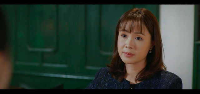 Hồng Diễm bị cho là không hợp với tóc mái thưa khiến cô trông già hơn tuổi.