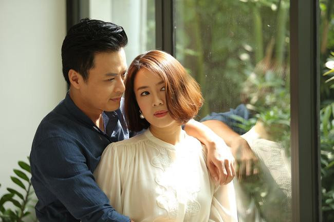 Hồng Đăng vui vẻ khi được chụp ảnh với hai bạn diễn thân thiết. Hồng Đăng vui vẻ khi được chụp ảnh với hai bạn diễn thân thiết.