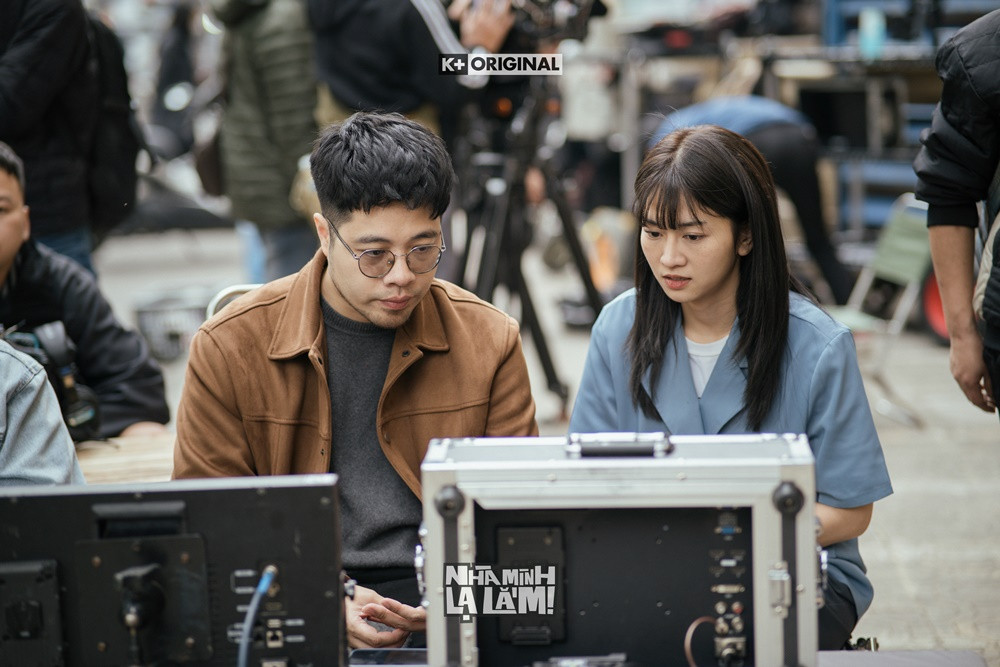 Cô được khen làm việc chuyên nghiệp. Cô được khen làm việc chuyên nghiệp.