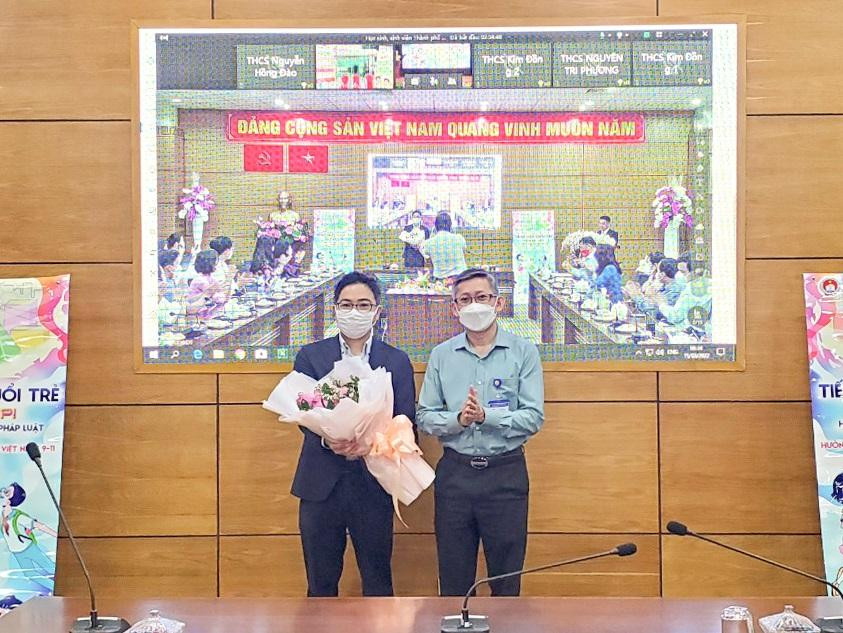 Đại diện Sở Giáo dục và Đào tạo TP.HCM - Ông Dương Trí Dũng cùng đại diện Kirin Việt Nam - Ông Wada Kenichiro chụp hình lưu niệm. Đại diện Sở Giáo dục và Đào tạo TP.HCM - Ông Dương Trí Dũng cùng đại diện Kirin Việt Nam - Ông Wada Kenichiro chụp hình lưu niệm.