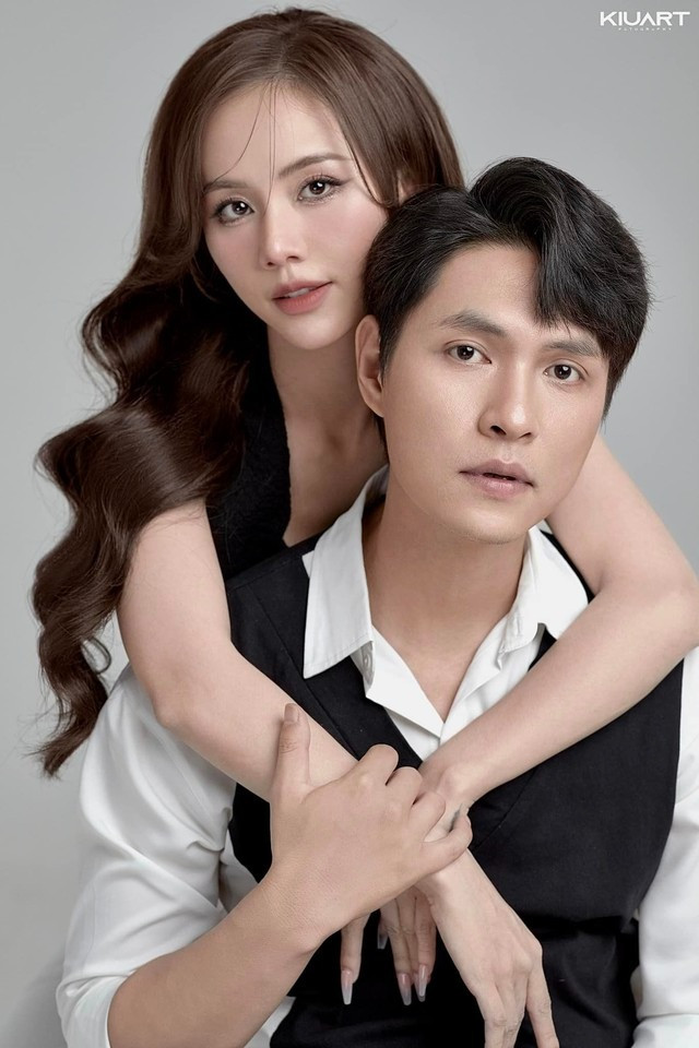 Cả hai chụp ảnh tình cảm để quảng bá cho phim. Cả hai chụp ảnh tình cảm để quảng bá cho phim.