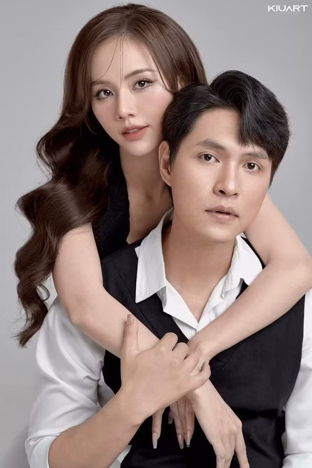 Cả hai chụp ảnh tình cảm để quảng bá cho phim.
