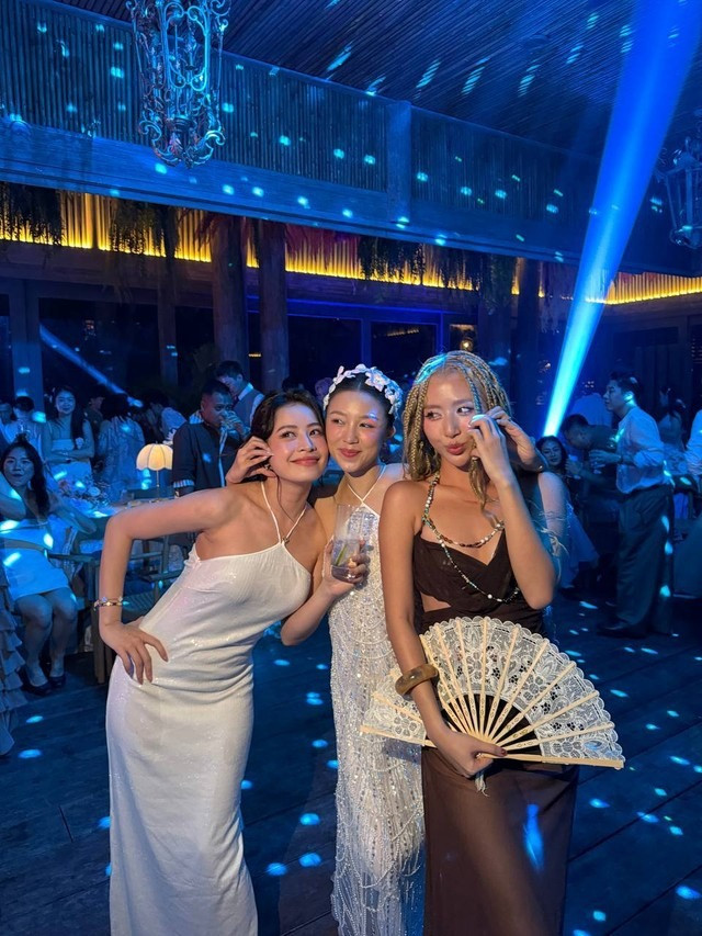 Nhưng hai cô gái đã "nối lại tình xưa" trong đám cưới Salim. Nhưng hai cô gái đã "nối lại tình xưa" trong đám cưới Salim.