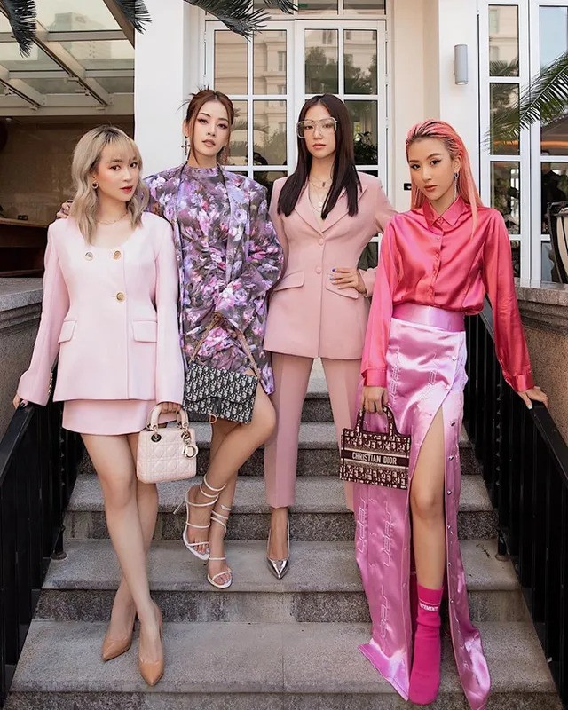 Nhóm bạn đình đám một thời gồm 4 hotgirl Hà Nội. Nhóm bạn đình đám một thời gồm 4 hotgirl Hà Nội.