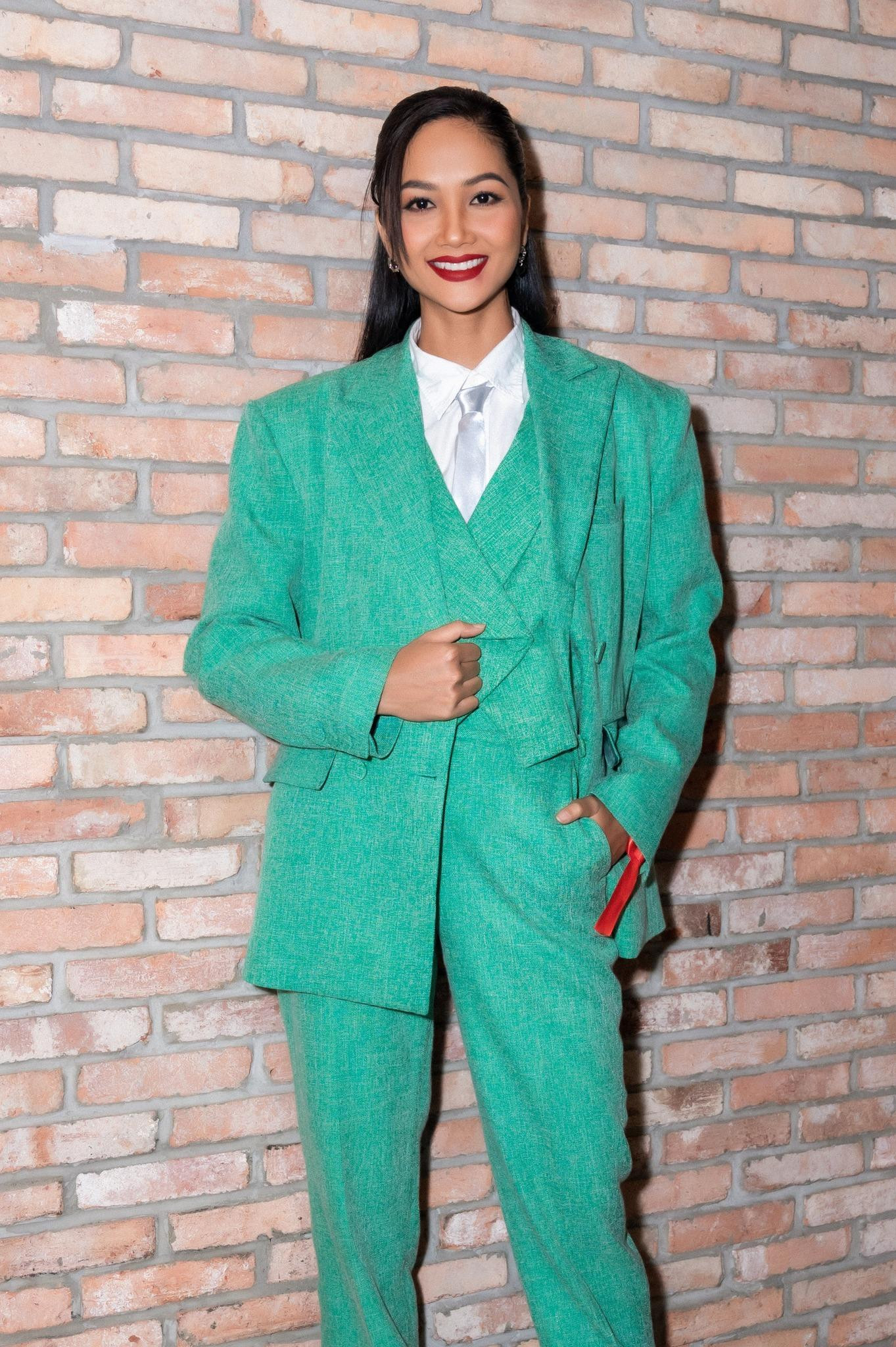 Nàng hậu ưa chuộng mặc suit khi đi dự sự kiện nhưng lại khiến nhiều người thở dài. Nàng hậu ưa chuộng mặc suit khi đi dự sự kiện nhưng lại khiến nhiều người thở dài.