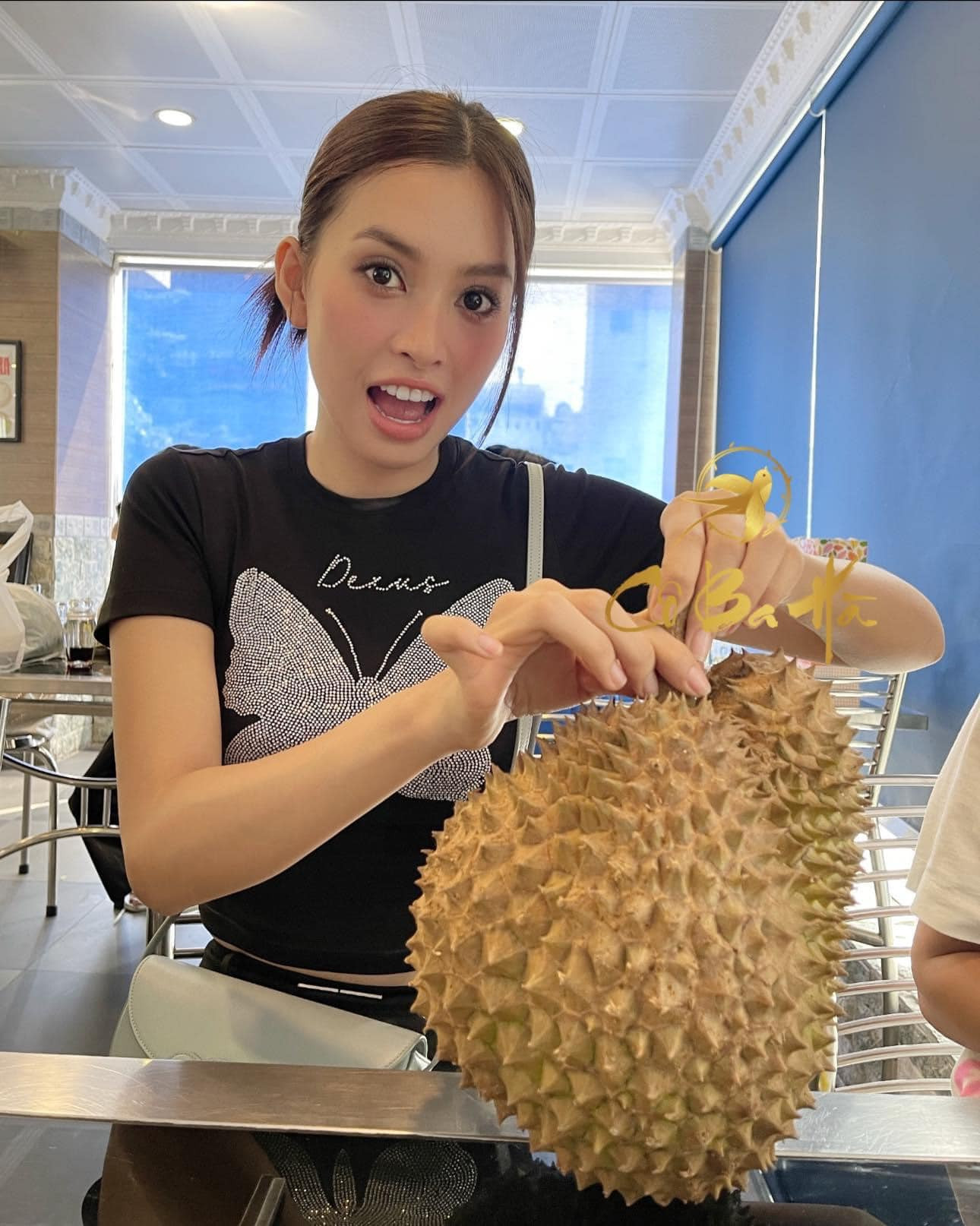 Tiểu Vy luôn hài hước thân thiện, không ngại xuất hiện với mặt mộc.