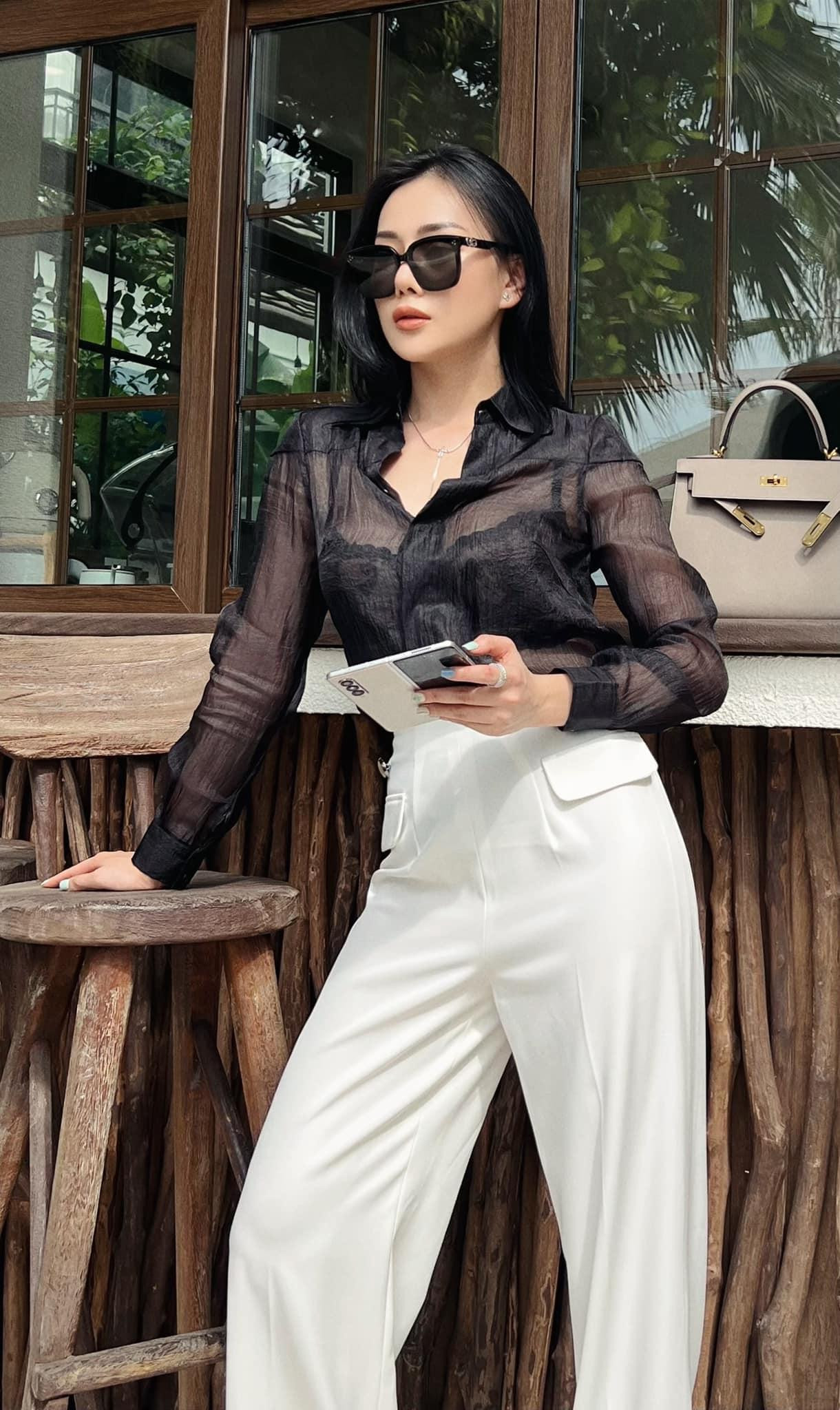 Phương Oanh đang tập trung gây dựng thương hiệu thời trang riêng. Phương Oanh đang tập trung gây dựng thương hiệu thời trang riêng.