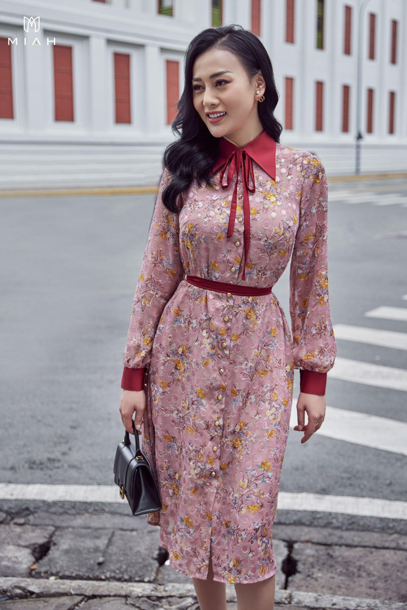 Nữ diễn viên làm người mẫu cho chính nhãn hiệu của mình. Nữ diễn viên làm người mẫu cho chính nhãn hiệu của mình.