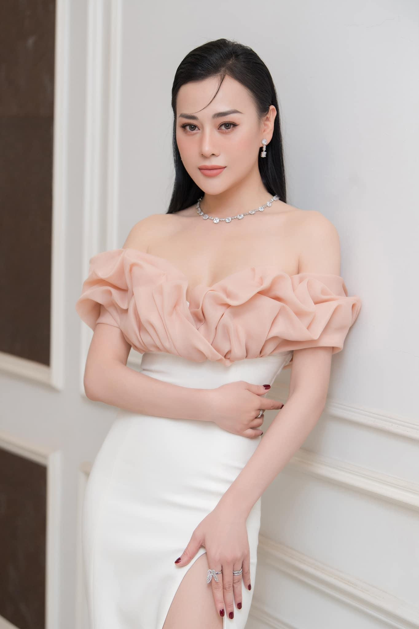 Nữ diễn viên đang ưu tiên cho việc kinh doanh hơn diễn xuất. Nữ diễn viên đang ưu tiên cho việc kinh doanh hơn diễn xuất.