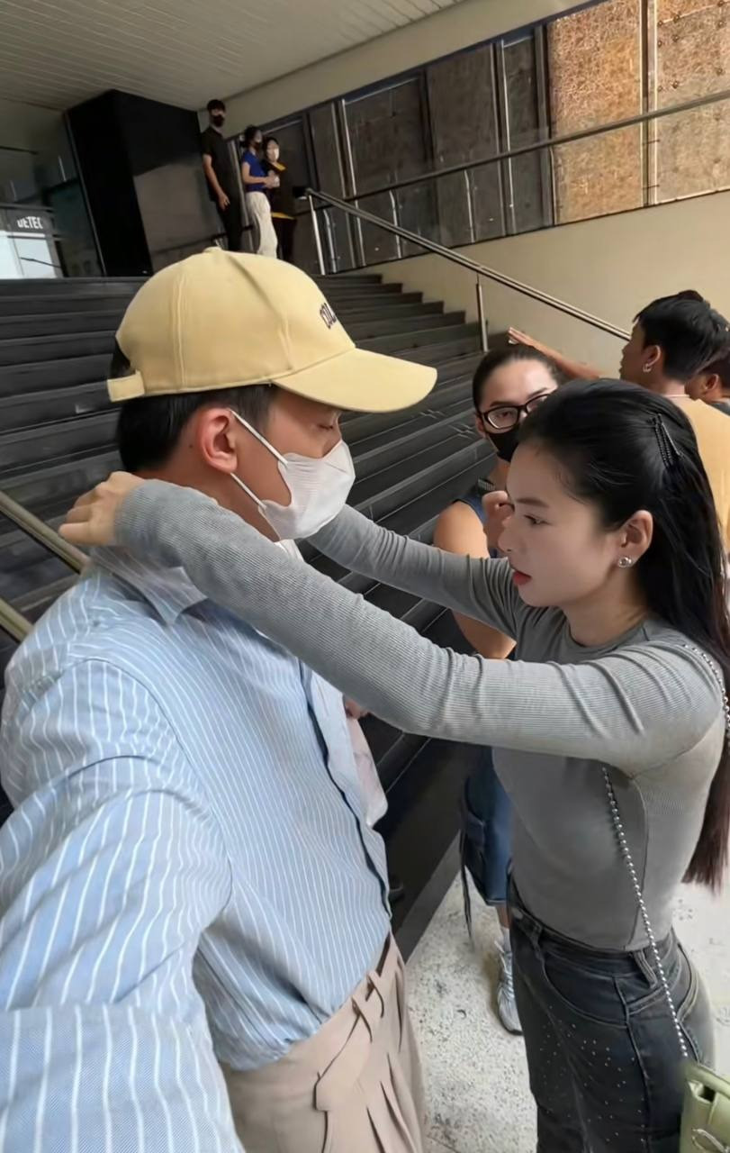 Nhật Hoàng là bạn trai của Yên Đan. Nhật Hoàng là bạn trai của Yên Đan.