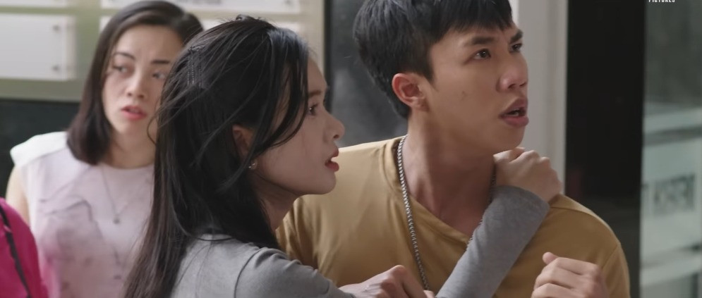 Chải đến đúng lúc Như đang gặp rắc rối. Chải đến đúng lúc Như đang gặp rắc rối.