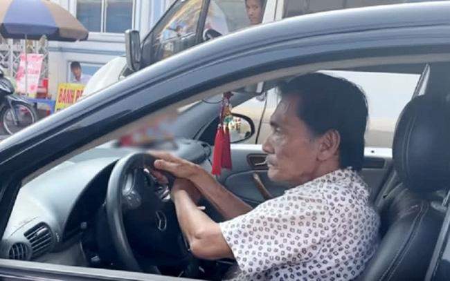 Nam diễn viên lái xe đường dài sau khi ra viện. Nam diễn viên lái xe đường dài sau khi ra viện.