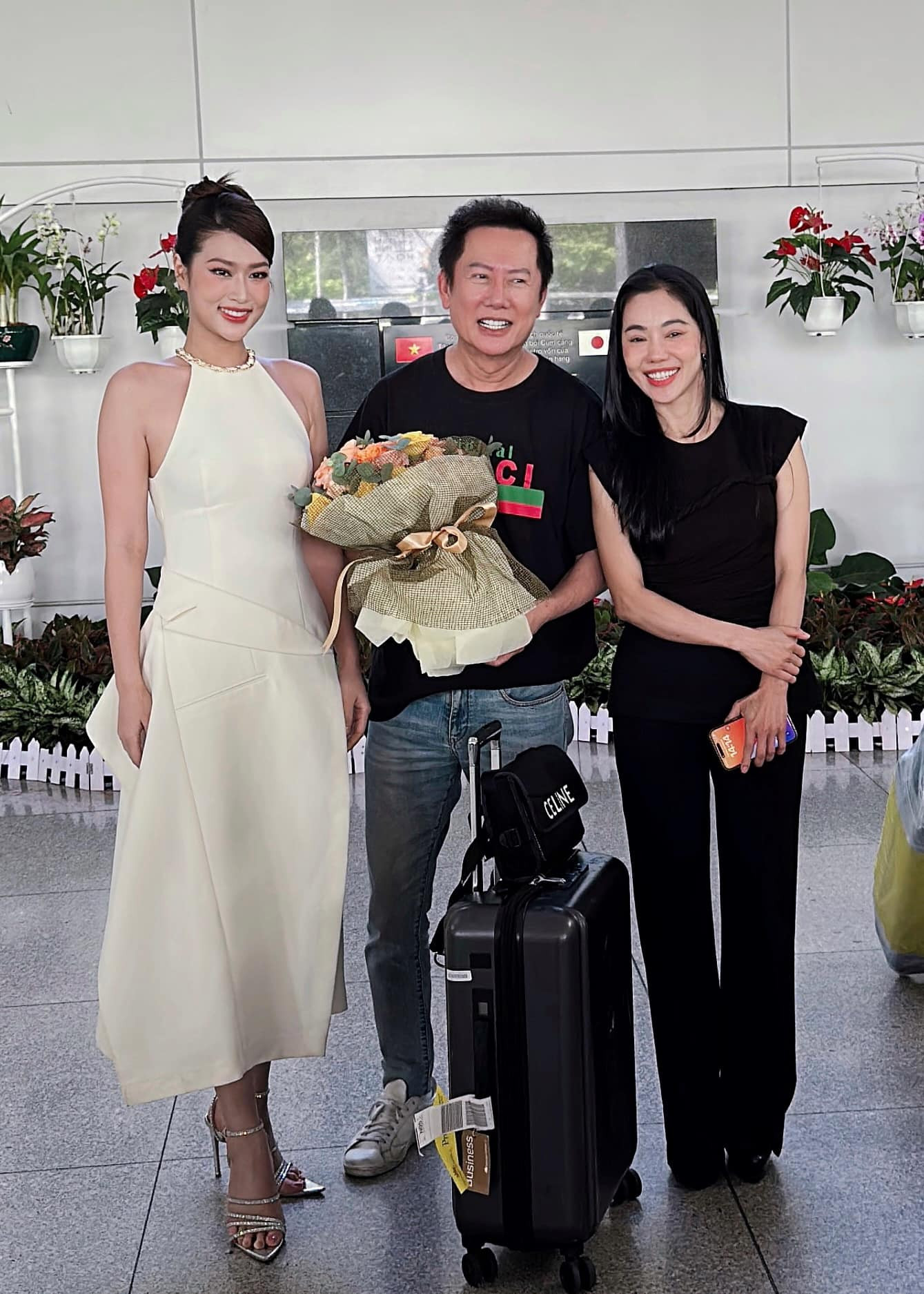 Thiên Ân ra sân bay đón ông Nawat chứ không phải Thùy Tiên.