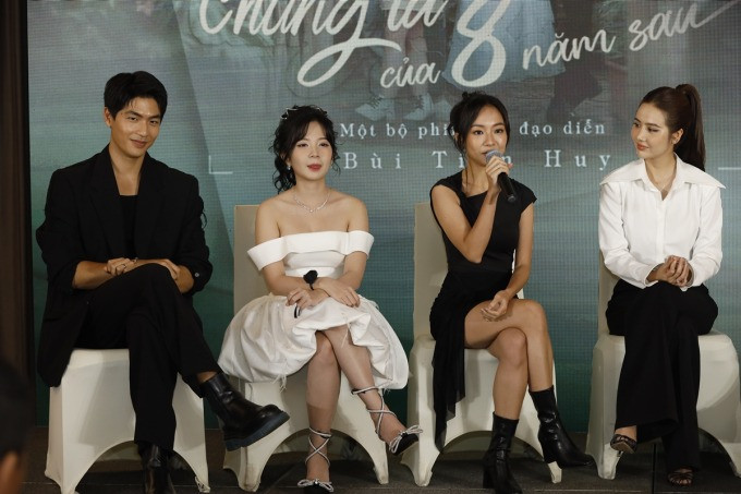 Dàn diễn viên của hai phần cùng xuất hiện trong buổi họp báo phim.