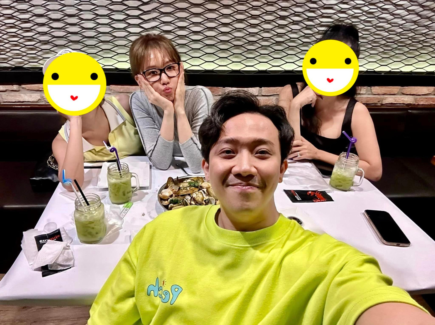 Trấn Thành mới đăng ảnh đi ăn cùng Hari Won và bạn bè Trấn Thành mới đăng ảnh đi ăn cùng Hari Won và bạn bè