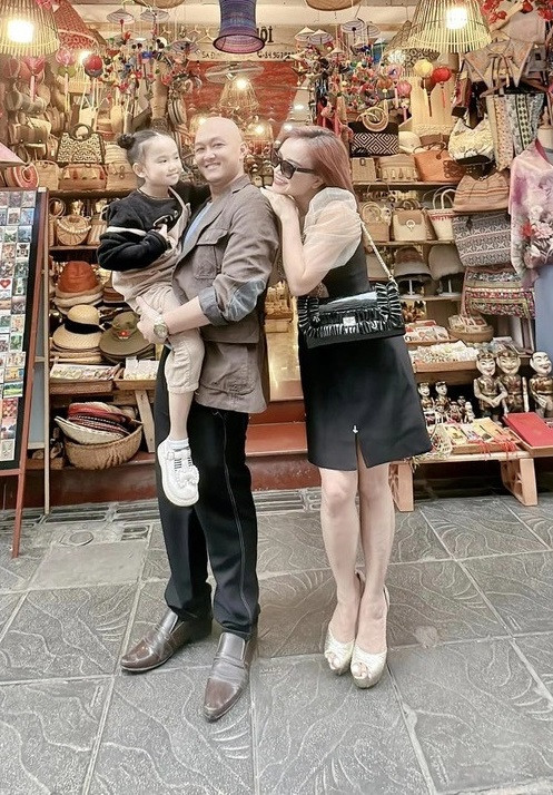 Bé gái trên phim chính là con gái của Hoàng Yến ngoài đời. Bé gái trên phim chính là con gái của Hoàng Yến ngoài đời.