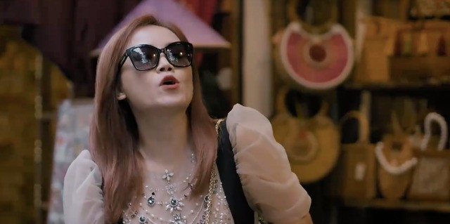 Đã vậy, anh ta còn kết hôn với một phụ nữ giàu có. Đã vậy, anh ta còn kết hôn với một phụ nữ giàu có.